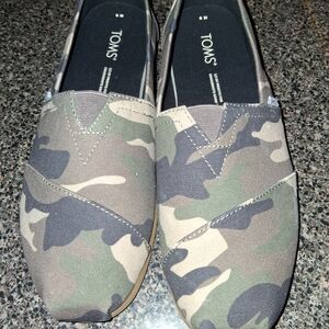TOMS Camouflage Flats in Green and Brown